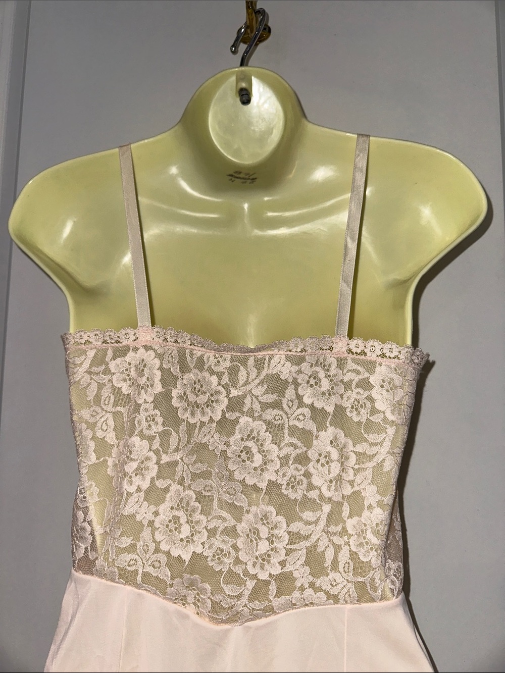 Vintage 60s Formfit Rogers light pink full slip with lace bodice & hem‎ - Picture 6 of 9